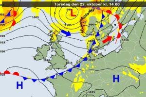 DMI varsler vindstød af stormstyrke ved vestkysten.  Screenshot af fronkort for torsdag den 22. oktober kl. 14.00 - DMI - FiskerForum