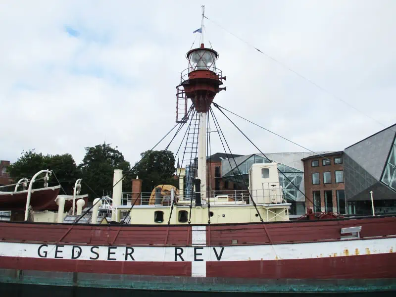 Read more about the article Historisk fyrskib på vej til større renovering i Hvide Sande