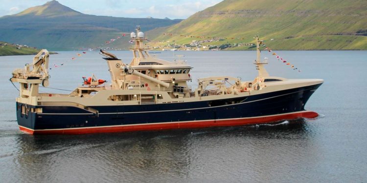 Den store trawler **Gøtunes** landede hele 3.530 tons blåhvilling, som de har fisket syd for Færøerne foto: Vardin