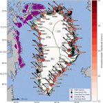 Grønland står midt i en langsom, men markant geologisk transformation. Nye analyser af 20 års satellitmålinger afslører, at øen hvert år glider 2,3 centimeter mod nordvest, samtidig med at landet både hæver og synker afhængigt af region. -