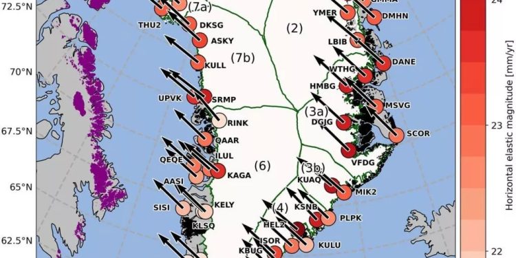 Grønland står midt i en langsom, men markant geologisk transformation. Nye analyser af 20 års satellitmålinger afslører, at øen hvert år glider 2,3 centimeter mod nordvest, samtidig med at landet både hæver og synker afhængigt af region. -