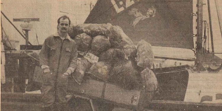 Oprydning i havet er ikke nyt for de danske erhvervsfiskere. Det kan læses ud af denne gamle artikel fra 1988, hvor fiskeskipper Asger Kristensen med kutteren L 205, der har samlet et vognlæs skridt og skrammel op fra havbunden i Nordsøen.  foto: Asger Kristensen