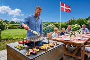 Men i år 2026 skete der noget magisk. Da Danmarks fiskehandlere og mad-entusiaster samledes for at kåre Årets Pinsefisk, var det ikke den strømlinede laks eller den fine, hvide pighvar, der løb med guldet. Nej, juryen kiggede dybt i havet, mødte havkattens bryske blik og sagde: »Du er den udvalgte.« foto: ff