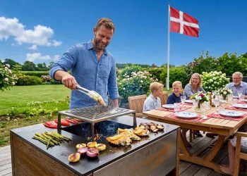 Men i år 2026 skete der noget magisk. Da Danmarks fiskehandlere og mad-entusiaster samledes for at kåre Årets Pinsefisk, var det ikke den strømlinede laks eller den fine, hvide pighvar, der løb med guldet. Nej, juryen kiggede dybt i havet, mødte havkattens bryske blik og sagde: »Du er den udvalgte.« foto: ff