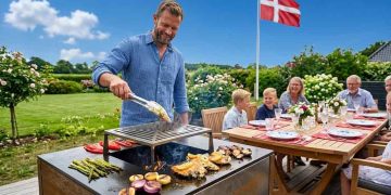 Men i år 2026 skete der noget magisk. Da Danmarks fiskehandlere og mad-entusiaster samledes for at kåre Årets Pinsefisk, var det ikke den strømlinede laks eller den fine, hvide pighvar, der løb med guldet. Nej, juryen kiggede dybt i havet, mødte havkattens bryske blik og sagde: »Du er den udvalgte.« foto: ff