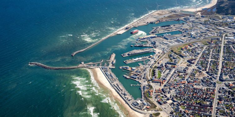 Efter de seneste år med påvirkning fra Corona-restriktioner, krigstilstande og nedgang i den norske krone rider Hirtshals Havn igen på en vækstbølge. Antallet af passagerer, personbiler, lastbiler og gods, der krydsede kajkanten i Hirtshals, steg i 2024 sammenlignet med 2023, mens der på værdien af landinger ses de bedste tal i 5 år. foto: Hirtshals Havn