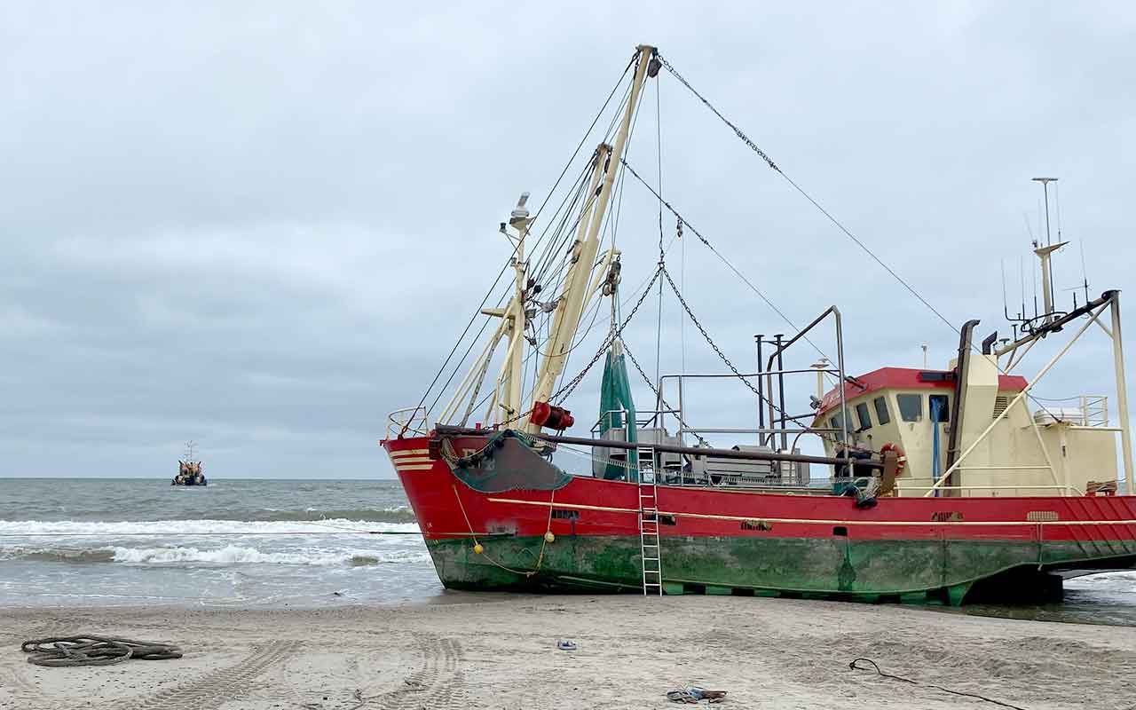 Read more about the article Strandet rejetrawler trukket fri onsdag over middag