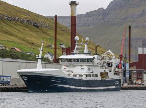 I Fuglefjord landede **Høgaberg** 1.100 tons sild, som de har fisket i internationalt farvand nord for Færøerne. foto: Sverri Egholm 