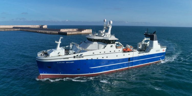 Som en del af aktiehandlen, vil APF købe frysetrawleren »Ilivileq«, som blev leveret tidligere i år af det spanske værft Astilleros Armón-shipyard i Gijon.