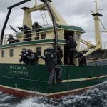 Det, der begyndte som en almindelig fiskedag i den sydlige Nordsø, udviklede sig til en dramatisk dag for flere danske tobisfiskere. Bevæbnede tyske myndigheder gennemførte en omfattende kontrolaktion mod danske fartøjer nord for Borkum, hvor skipper Frederik Vendelbo på SK971 Musse IV fortæller til FiskerForum.dk, at de blev lagt i håndjern og tilbageholdt i flere timer. - illustration - AI genereret FiskerForum.dk