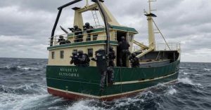 Det, der begyndte som en almindelig fiskedag i den sydlige Nordsø, udviklede sig til en dramatisk dag for flere danske tobisfiskere. Bevæbnede tyske myndigheder gennemførte en omfattende kontrolaktion mod danske fartøjer nord for Borkum, hvor skipper Frederik Vendelbo på SK971 Musse IV fortæller til FiskerForum.dk, at de blev lagt i håndjern og tilbageholdt i flere timer. - illustration - AI genereret FiskerForum.dk