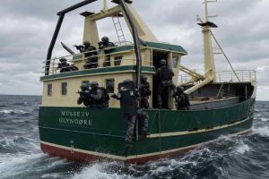 Det, der begyndte som en almindelig fiskedag i den sydlige Nordsø, udviklede sig til en dramatisk dag for flere danske tobisfiskere. Bevæbnede tyske myndigheder gennemførte en omfattende kontrolaktion mod danske fartøjer nord for Borkum, hvor skipper Frederik Vendelbo på SK971 Musse IV fortæller til FiskerForum.dk, at de blev lagt i håndjern og tilbageholdt i flere timer. - illustration - AI genereret FiskerForum.dk