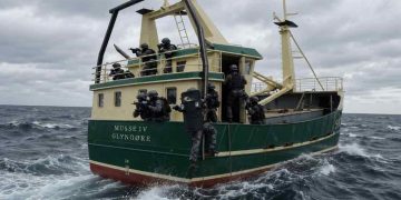 Det, der begyndte som en almindelig fiskedag i den sydlige Nordsø, udviklede sig til en dramatisk dag for flere danske tobisfiskere. Bevæbnede tyske myndigheder gennemførte en omfattende kontrolaktion mod danske fartøjer nord for Borkum, hvor skipper Frederik Vendelbo på SK971 Musse IV fortæller til FiskerForum.dk, at de blev lagt i håndjern og tilbageholdt i flere timer. - illustration - AI genereret FiskerForum.dk