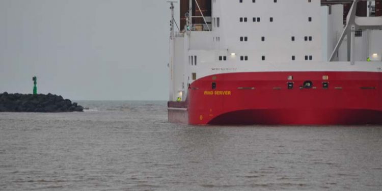 Kæmpe Jackup anløber Hvide Sande Havn.  Foto: DBBs kæmpe Jackup fartøj Wind Server fylder godt i havneindløbet af Hvide Sande Havn - FiskerForum