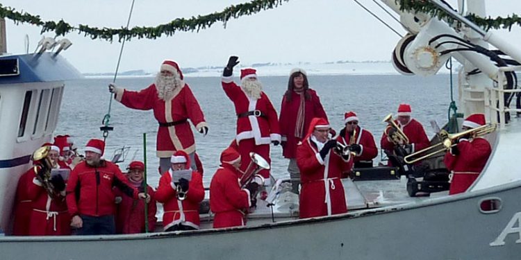 Verdens ældste juleskibsshow findes i Løgstør.  foto: juleskibet i Løgstør er landet med julemænd og juleorkester - Muslingebyen Løgstør