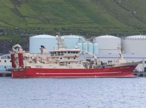 Den færøske trawler **Jupiter** landede i sidste uge en last på 700 tons makrel, hvoraf den overvejende del blev losset til Pelagos i Fuglefjord, mens 120 tons blev lastet på lastvogne og fragtet til fabrikken Tavan i Leirvik.  foto Kiran J