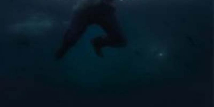 DYBET er en filmatisering om en islandsk fiskers helt enestående overlevelse.  Plakaten til filmen DYBET