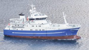I Klaksvík landede det store færøske Fryselineskibet Klakkur på godt 51 meter, landede i sidste uge en last på 122 tons, hvoraf det overvejende var torsk i fangsten. foto: Kiran J