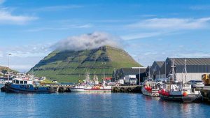 I denne uge har flere trawlere haft stor succes med at fange store mængder sej, efter et fiskeri øst for Færøerne, hvilket har resulteret i imponerende landinger i denne uge. - klaksvik - wikipedia