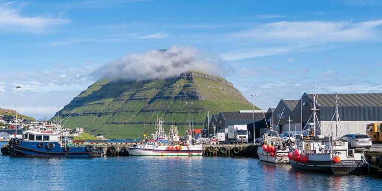 I denne uge har flere trawlere haft stor succes med at fange store mængder sej, efter et fiskeri øst for Færøerne, hvilket har resulteret i imponerende landinger i denne uge. - klaksvik - wikipedia