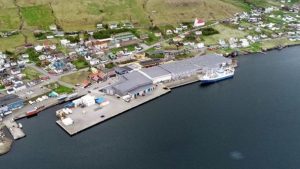 I Tvøroyri landede trawleren **Tummas T** i sidste uge 1.150 tons sild til Varðin Pelagic, som de har fisket i internationalt farvand.  foto:Vardin