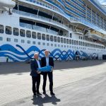 Havnedirektør Willy B. Hansen og CFO samt partner i PowerCon, Peter Castberg Knudsen, foran krydstogtskibet AIDAnova med det første af fire landstrømsstik, der skal forsyne krydstogtskibe med landstrøm. foto: Skagen Havn