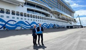 Havnedirektør Willy B. Hansen og CFO samt partner i PowerCon, Peter Castberg Knudsen, foran krydstogtskibet AIDAnova med det første af fire landstrømsstik, der skal forsyne krydstogtskibe med landstrøm. foto: Skagen Havn