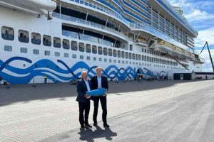 Havnedirektør Willy B. Hansen og CFO samt partner i PowerCon, Peter Castberg Knudsen, foran krydstogtskibet AIDAnova med det første af fire landstrømsstik, der skal forsyne krydstogtskibe med landstrøm. foto: Skagen Havn