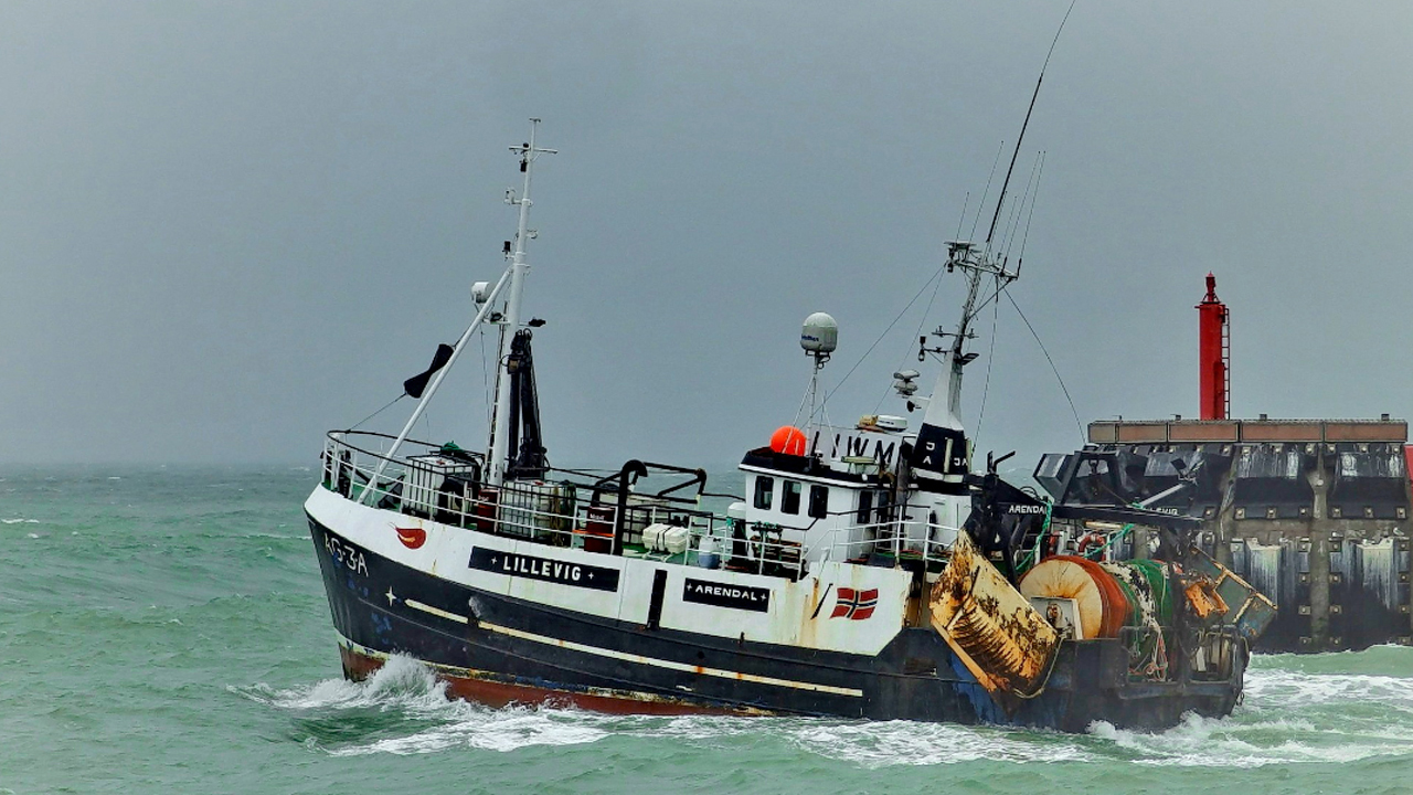 Read more about the article Tre trawlere er opbragt af den norske kystvagt – nu skal alle tages