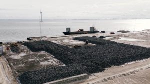 Ny Limfjordskaj indviet med fundamentbeskyttelse til havvind-mølleparkerne i Nordsøen foto: Thyborøn Havn