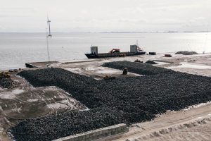 Ny Limfjordskaj indviet med fundamentbeskyttelse til havvind-mølleparkerne i Nordsøen foto: Thyborøn Havn