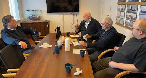 Samtalen begyndte omkring kaffebordet i mødelokalet på Nordhavnskaj 12, hvor både kaffe og wienerbrød dannede rammen om en åben dialog om fiskeriets vilkår. foto: FiskerForum.dk