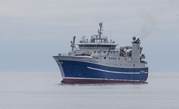 Næsten som et forvarsel om de ændrede makrelforekomster, kunne den færøske trawler Nordborg i sidste uge lande 1.170 tons frossen fisk i Ánirnar foto: Kiran J