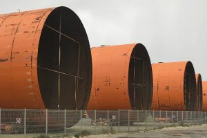 Seks store orange tanke fylder godt op på Hvide Sande Havn