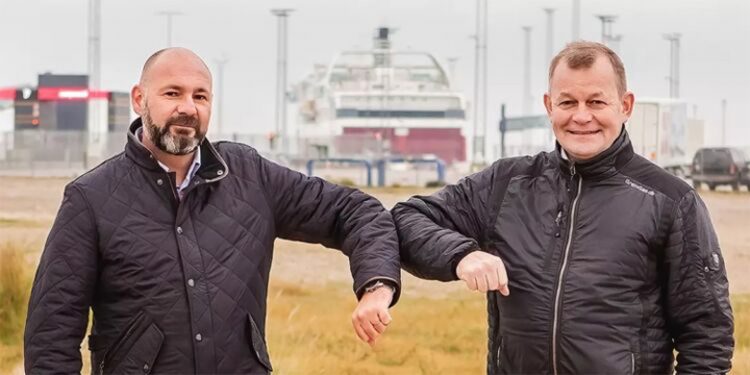 Claus Riis, Freight Director hos Fjord Line og Jens Peter Lunden, Adm. direktør og partner i NXT Green Energy glæder sig til en grønnere fremtid. Foto: NXT Green Energy