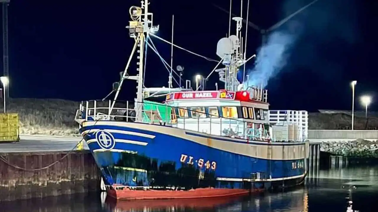 Read more about the article Vellykket redningsaktion afsluttet med bugsering af krabbebåden til Hvide Sande