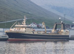 Grønlandske Polar Princess landede i ugen en last på 1000 tons frossen makrel i Kollefjord, som de har fisket i internationalt farvand nord for Færøerne. foto: kiran J