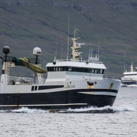 Read more about the article Færøerne: Trawlerne fisker langs og i par