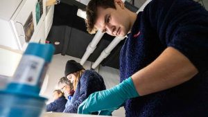 »Ja det kan man,« siger Magnus Husen og forklarer: »Opsætningen vi har udviklet, og den læring fra forsøgene, vi tager med videre, kan godt overføres til andre arter.  foto: DTU Aqua