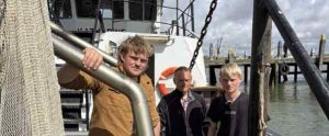 Efter næsten tre måneders tvungen stilstand har hesterejefiskerne ved Vadehavet fået nok. En gammel minebekendtgørelse har siden slutningen af maj holdt fiskeriet væk fra et område, hvor der ifølge fiskerne er fisket uden alvorlige hændelser gennem 58 år. Nu har de meddelt Beredskabsstyrelsen og ministeren, at fiskeriet genoptages den 25. august. foto: fb Pau Schramm Rømø