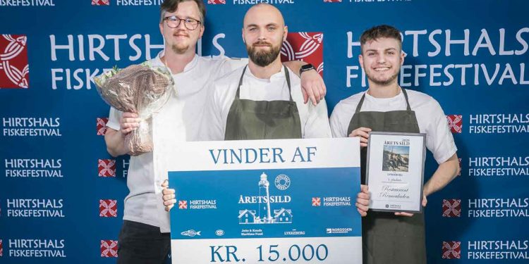 Restaurant Remouladen fra Vejle, ledet af køkkenchef Kristian Vorsø Jørgensen, der løb med sejren. De imponerede dommerne med en sildemad bestående af krydderfedt, peberrodscremefraiche, ramsløgsblomster og -kapers, æggeblommecreme og friterede løgringe. foto: Hirtshals Havn 