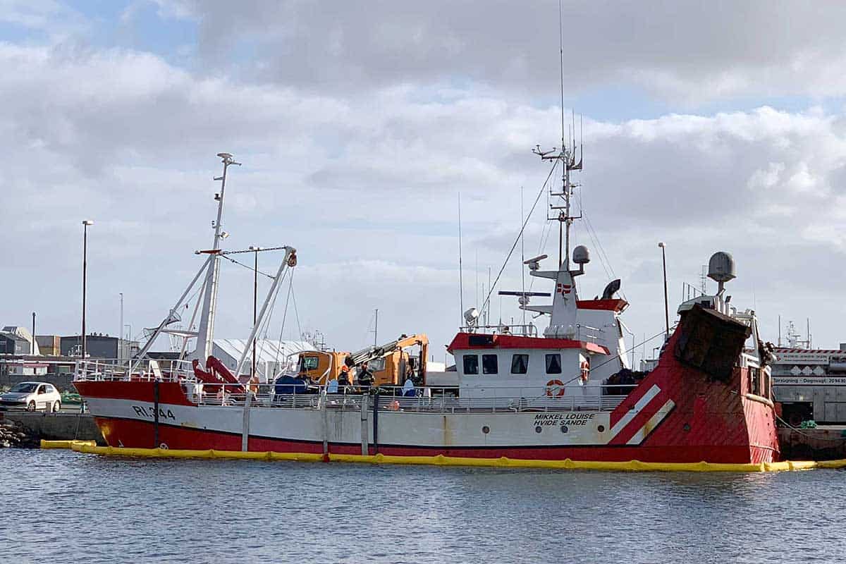 Read more about the article Tæt på forlis: Trawler ramte ydermolen i Hvide Sande