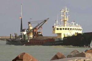 Hanstholm har set meget gennem tiden – voldsomme storme og store skibsforlis samt fiskere, der kæmper med fisk, større end deres egne børn. Men ingen havde forventet, at en gammel ralsuger ville blive Danmarks første forsvarslinje mod den russiske flåde. foto: NCC