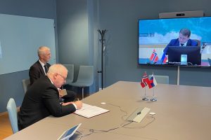 Ass. departementsråd og delegasjonsleder Morten Berg signerer avtalen for Norge. Foto: NFD