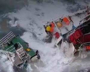 Fiskefartøjet Genesis er blevet slået i flere dele efter grundstødningen ved Old Man of Hoy den 1. oktober. Alle 17 ombordværende blev reddet. foto: Youtube