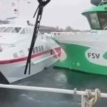 Et voldsomt sammenstød mellem servicefartøjet **Multi Power** og passagerbåden **Frøyfart** skabte fredag dramatik i havnen på Frøya. Den norske ø i Trøndelag er et globalt knudepunkt for havbrug, men fredag var det en alvorlig lækage og frygt for forlis, der stjal billedet i det vigtige fiskeriområde. snapshot iLaks.no