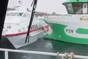 Et voldsomt sammenstød mellem servicefartøjet **Multi Power** og passagerbåden **Frøyfart** skabte fredag dramatik i havnen på Frøya. Den norske ø i Trøndelag er et globalt knudepunkt for havbrug, men fredag var det en alvorlig lækage og frygt for forlis, der stjal billedet i det vigtige fiskeriområde. snapshot iLaks.no