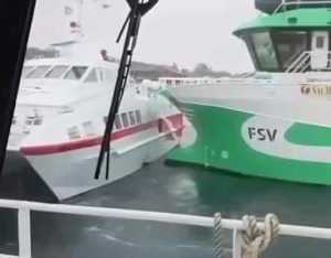 Et voldsomt sammenstød mellem servicefartøjet **Multi Power** og passagerbåden **Frøyfart** skabte fredag dramatik i havnen på Frøya. Den norske ø i Trøndelag er et globalt knudepunkt for havbrug, men fredag var det en alvorlig lækage og frygt for forlis, der stjal billedet i det vigtige fiskeriområde. snapshot iLaks.no