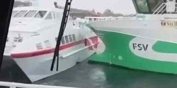 Et voldsomt sammenstød mellem servicefartøjet **Multi Power** og passagerbåden **Frøyfart** skabte fredag dramatik i havnen på Frøya. Den norske ø i Trøndelag er et globalt knudepunkt for havbrug, men fredag var det en alvorlig lækage og frygt for forlis, der stjal billedet i det vigtige fiskeriområde. snapshot iLaks.no