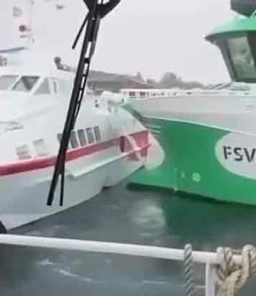 Et voldsomt sammenstød mellem servicefartøjet **Multi Power** og passagerbåden **Frøyfart** skabte fredag dramatik i havnen på Frøya. Den norske ø i Trøndelag er et globalt knudepunkt for havbrug, men fredag var det en alvorlig lækage og frygt for forlis, der stjal billedet i det vigtige fiskeriområde. snapshot iLaks.no